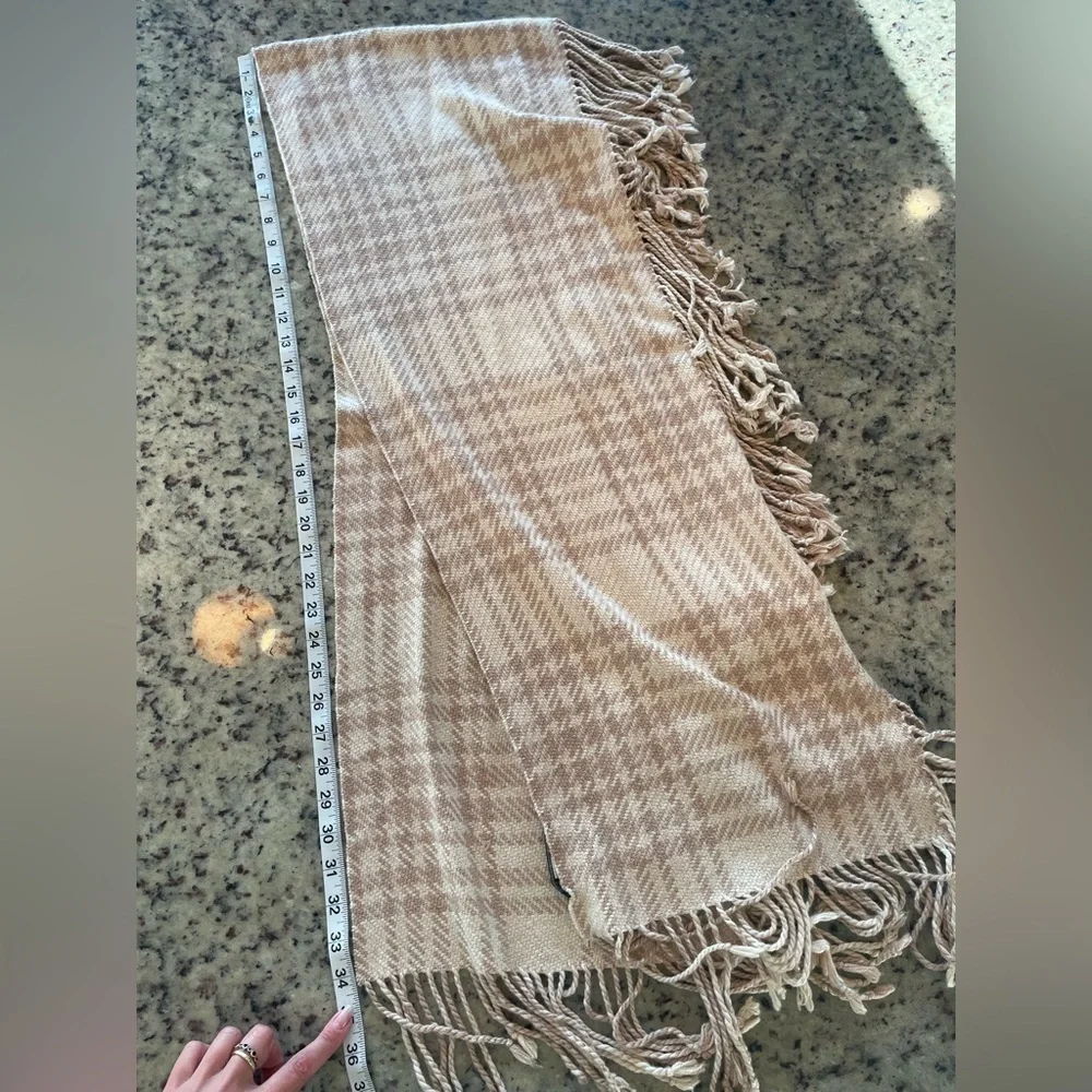 NWT women’s banana, republic, Tan and cream Fringe Scarf